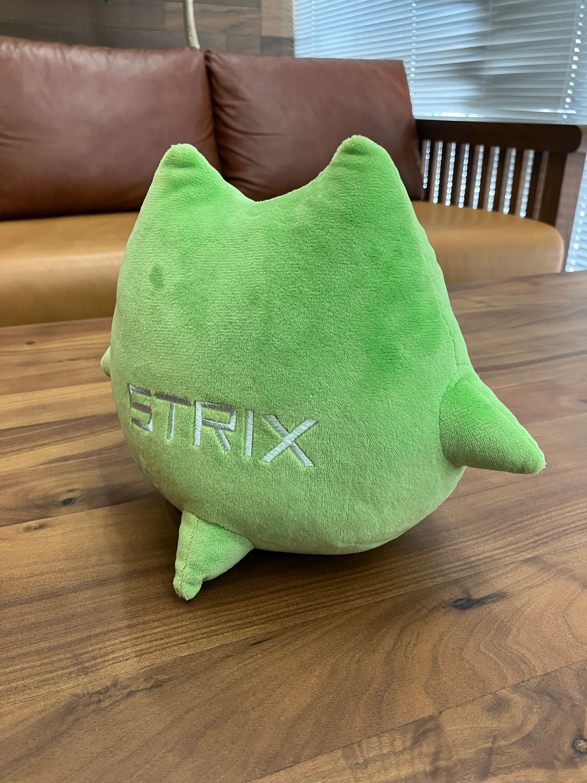 STRIX plush back profile diagonal